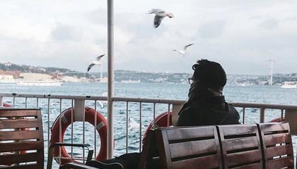 欧国联镜头一给到助教，全场就知道不妙了：赛后说法对不上